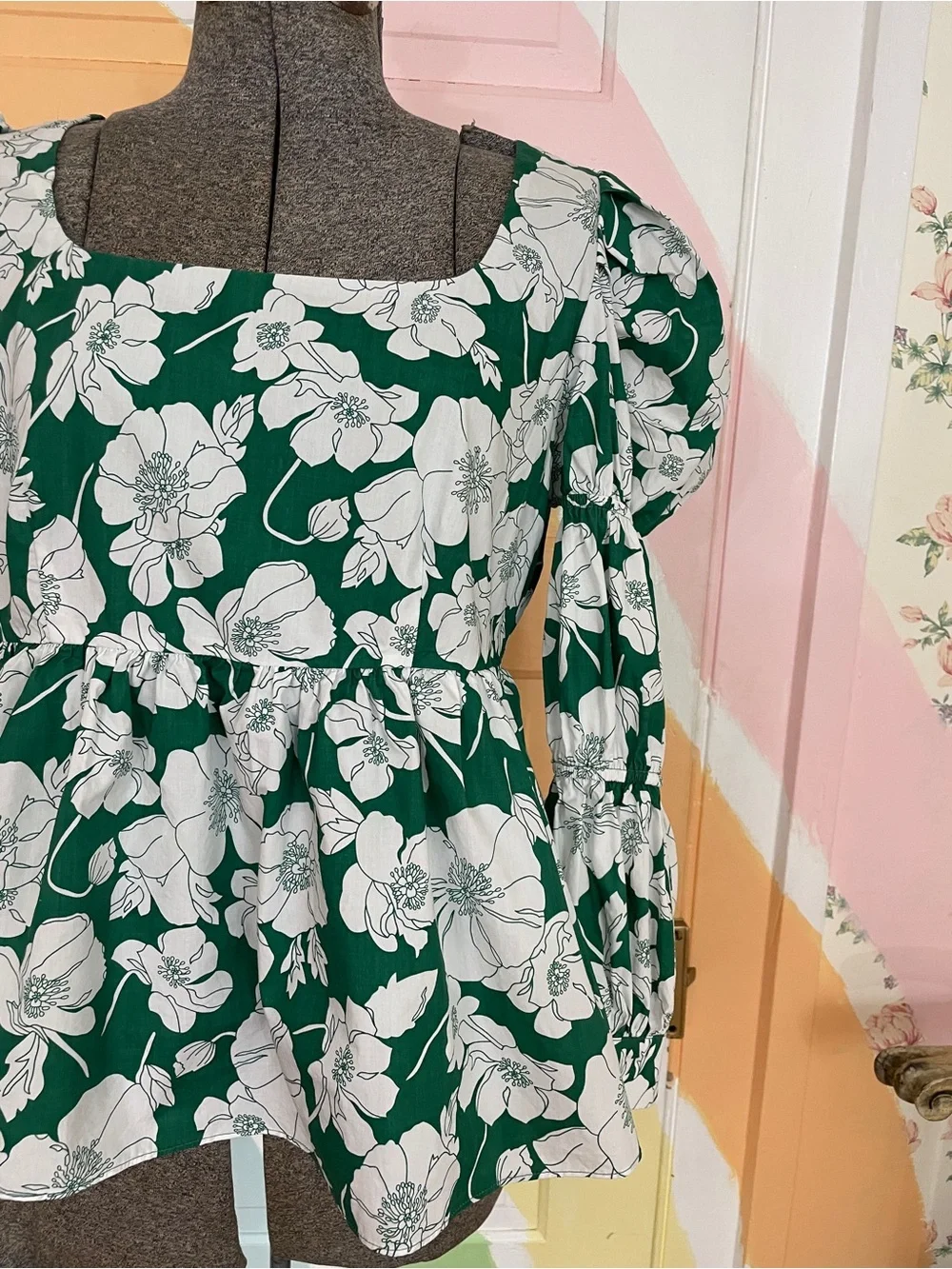 Tuckernuck Hyacinth House Green Floral Clemons Cotton Peplum Top Sz M 💛🎀